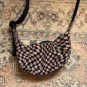 BAGGU TRIPPY mini Checkerboard Crescent Crossbody Bag in Navy & pink NWOT RARE